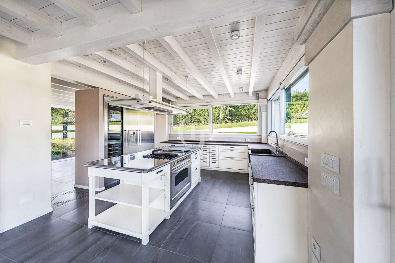 Вилла у озера Гарда, Италия, 300 м2 фото 2