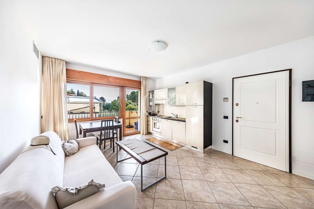 Квартира у озера Гарда, Италия, 70 м2 фото 4