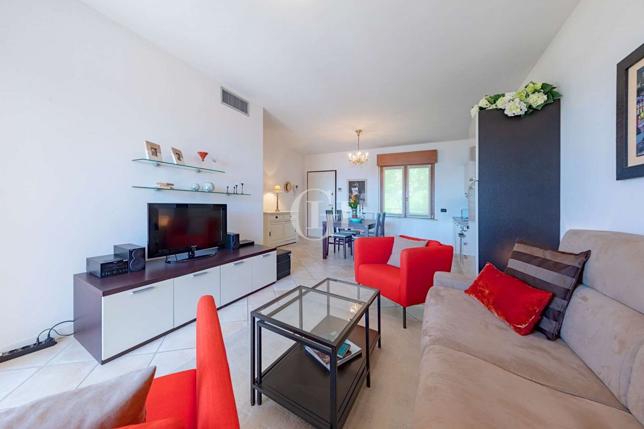 Квартира у озера Гарда, Италия, 75 м2 фото 2
