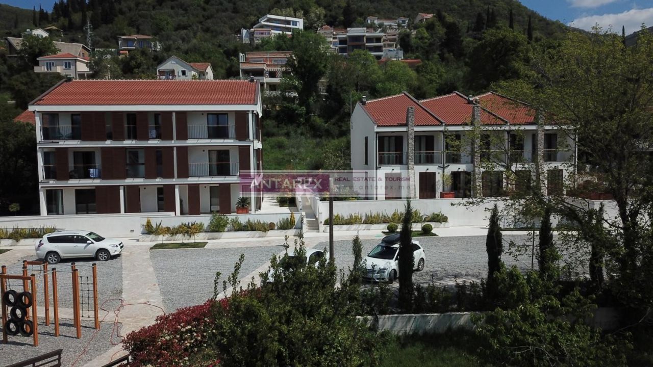 Апартаменты в Тивате, Черногория, 63 м2 фото 1