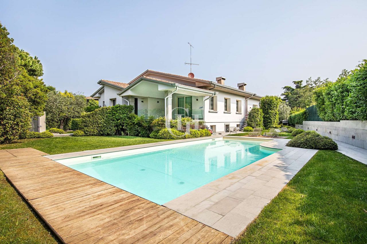 Вилла у озера Гарда, Италия, 800 м2 фото 1