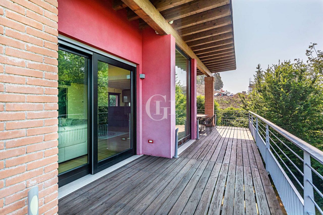 Вилла у озера Гарда, Италия, 250 м2 фото 3