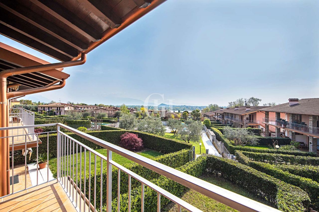 Квартира у озера Гарда, Италия, 75 м2 фото 1