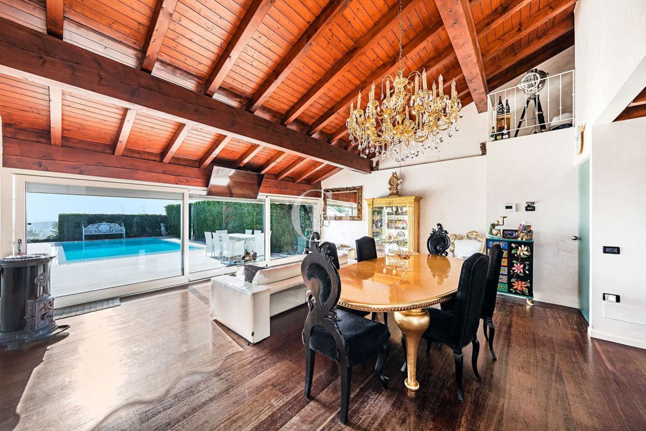 Вилла у озера Гарда, Италия, 180 м2 фото 2