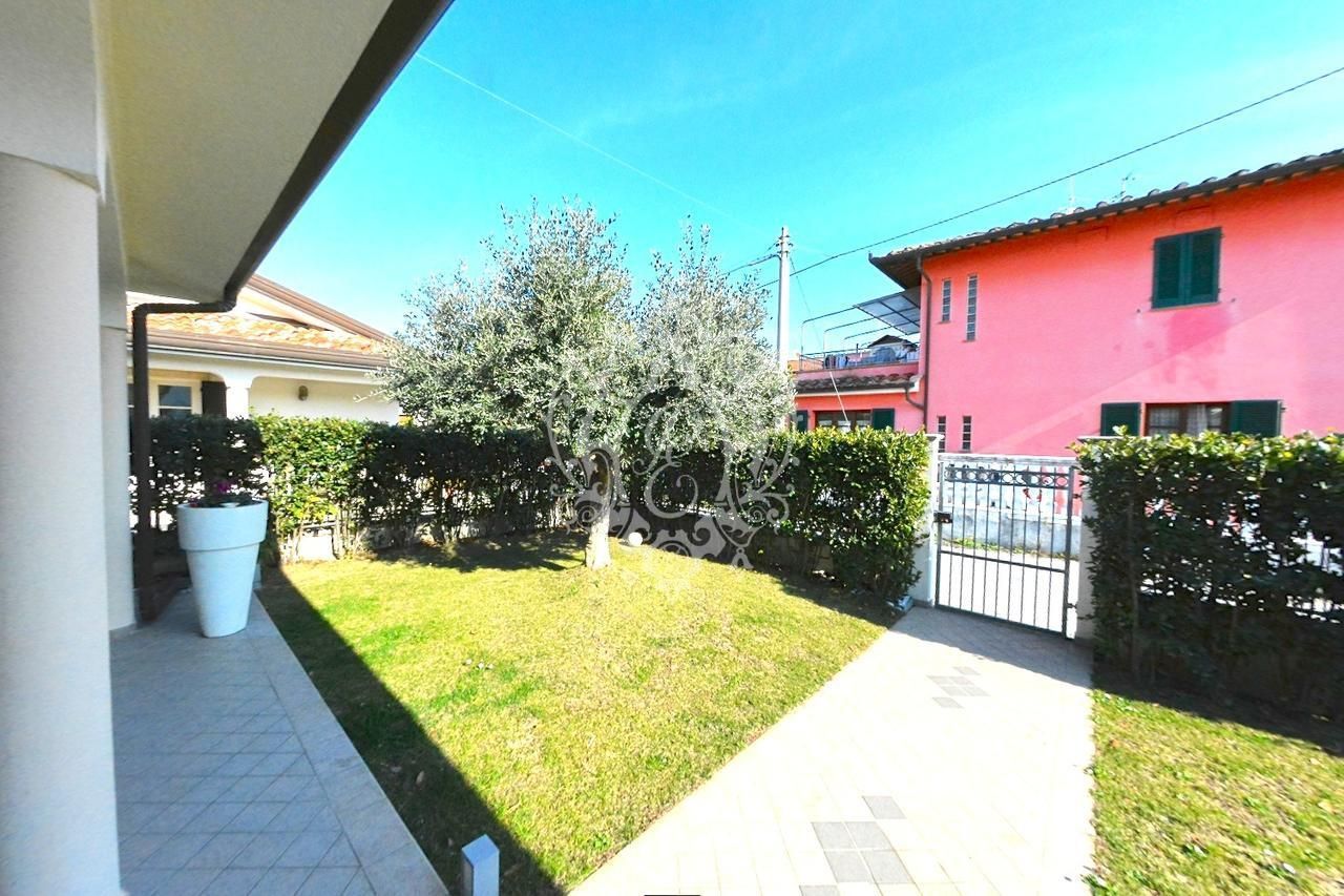 Вилла в Торре дель Лаго, Италия, 220 м2 фото 1