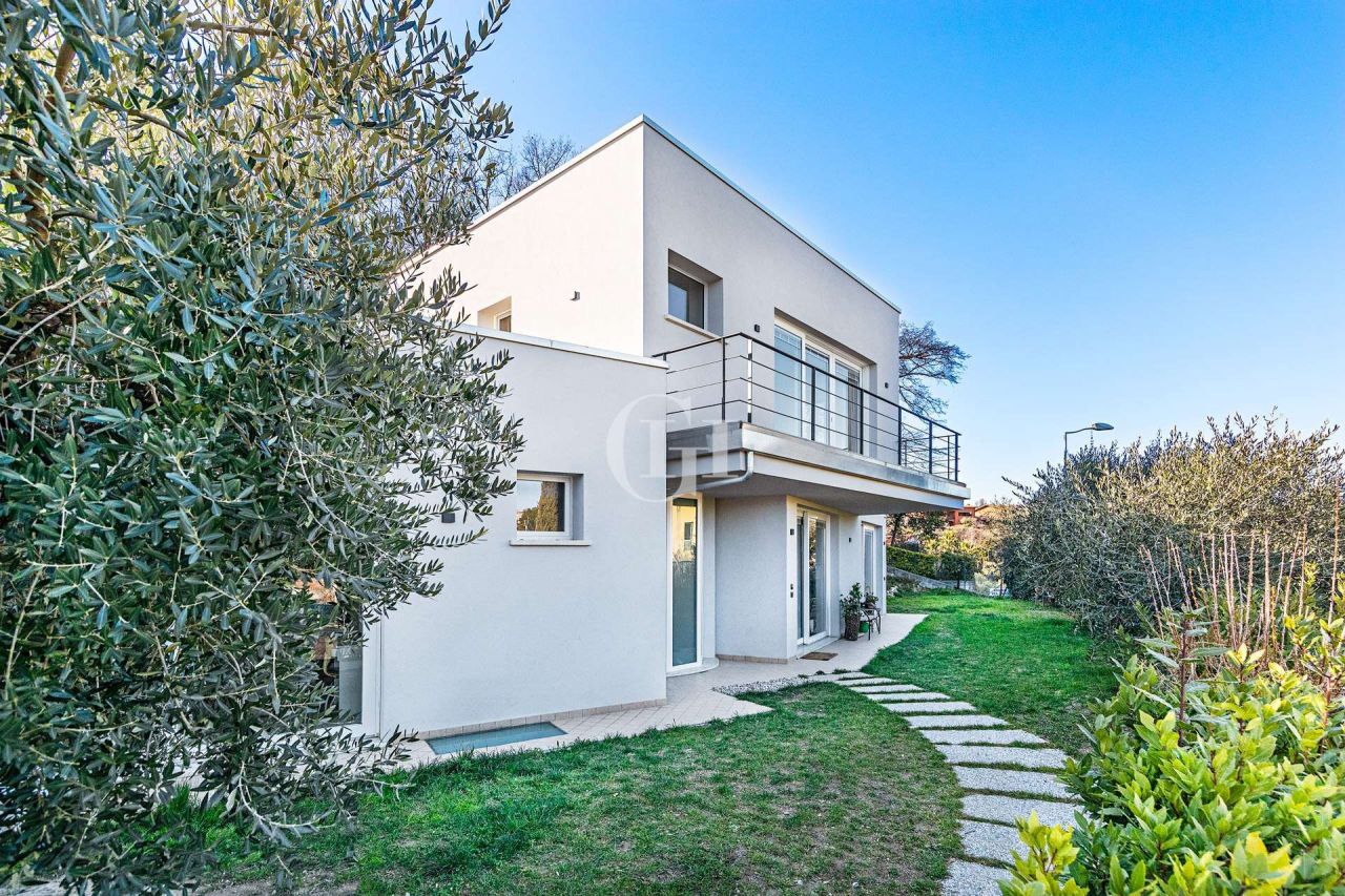 Вилла у озера Гарда, Италия, 200 м2 фото 1