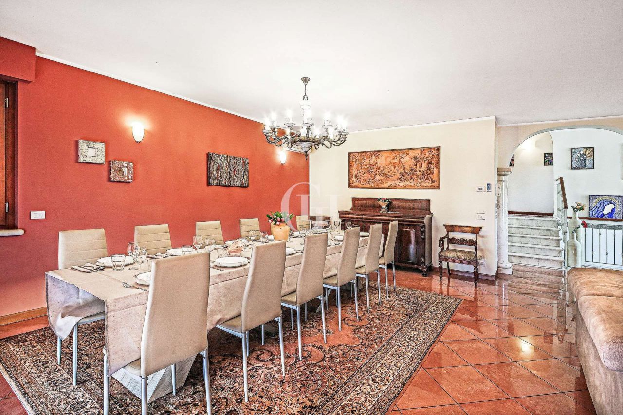 Вилла у озера Гарда, Италия, 350 м2 фото 5