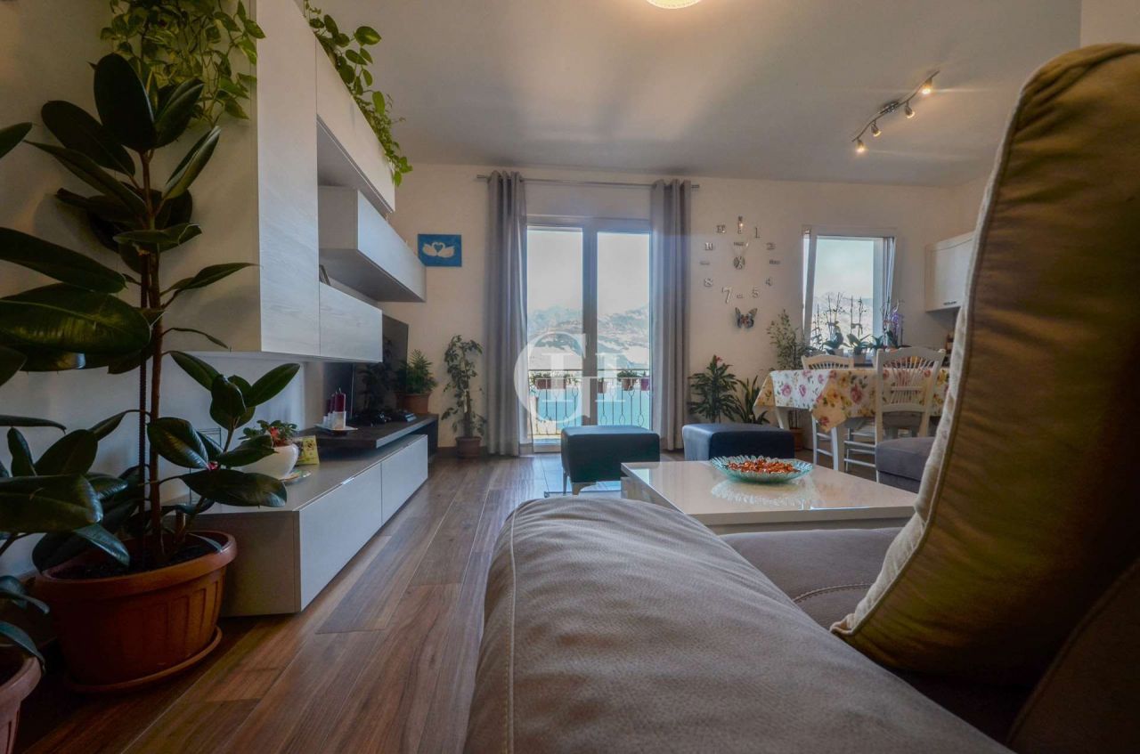 Квартира у озера Гарда, Италия, 70 м2 фото 2
