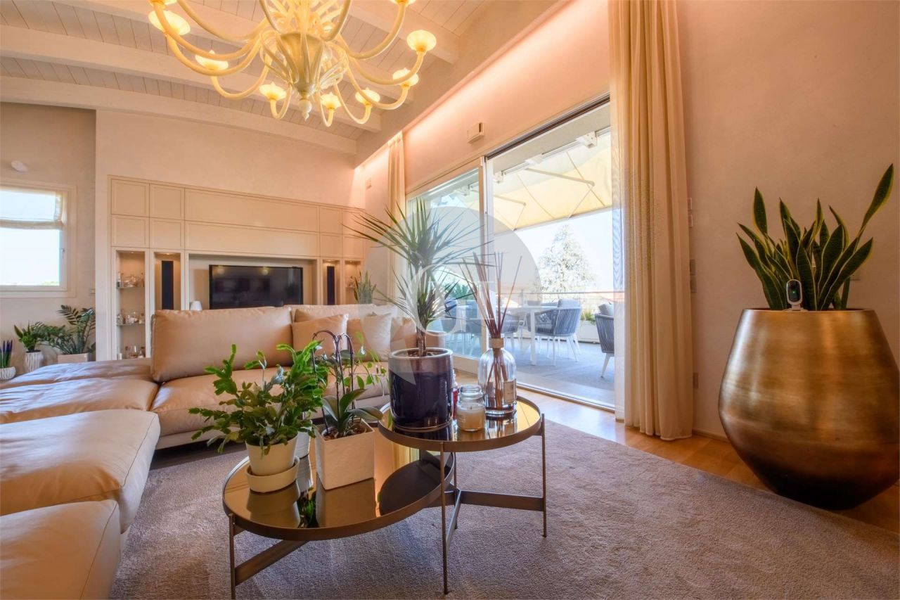 Пентхаус у озера Гарда, Италия, 210 м2 фото 1