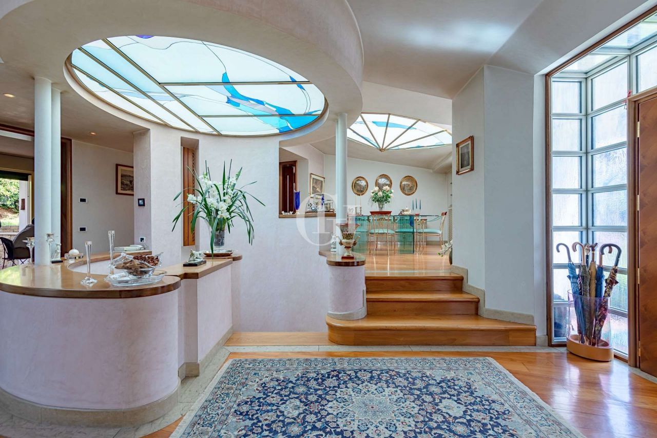 Вилла у озера Гарда, Италия, 600 м2 фото 4