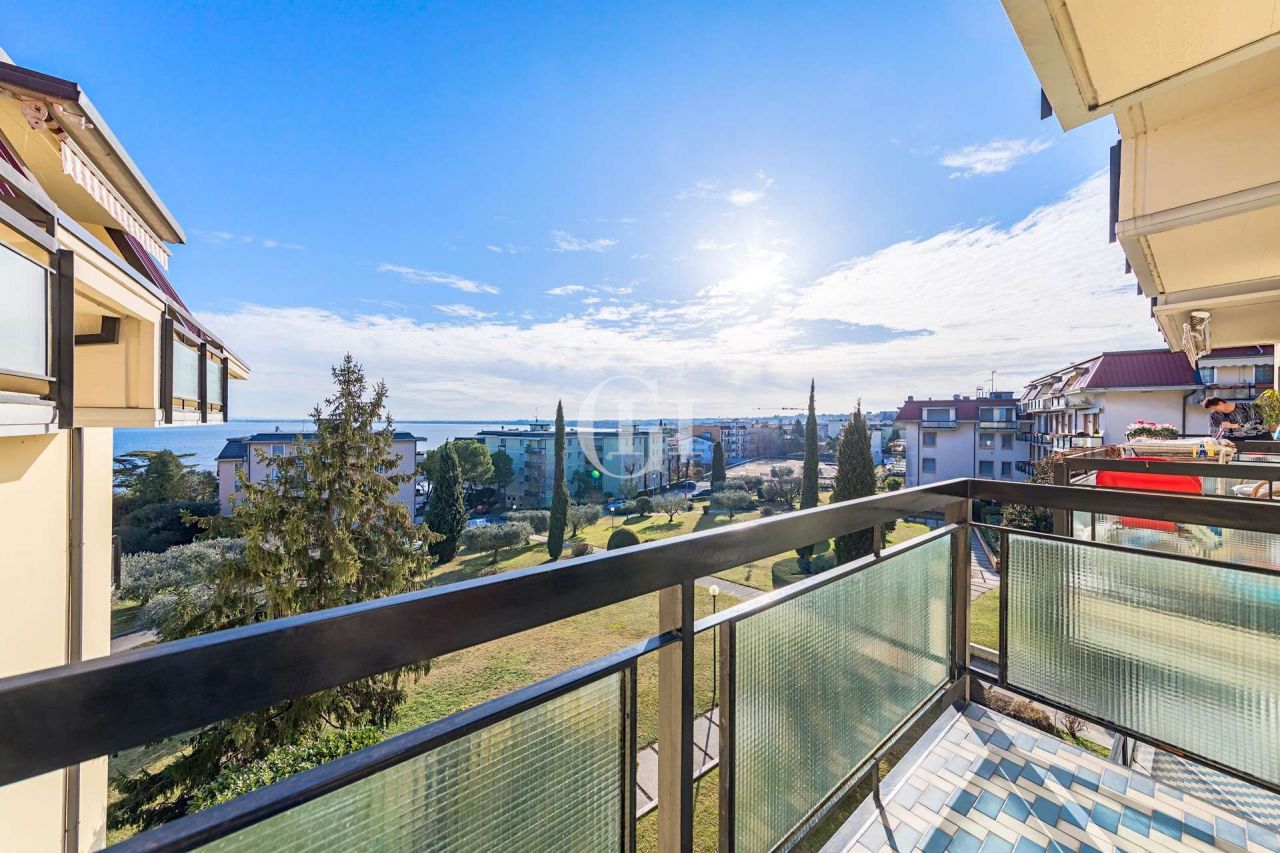 Квартира у озера Гарда, Италия, 120 м2 фото 1