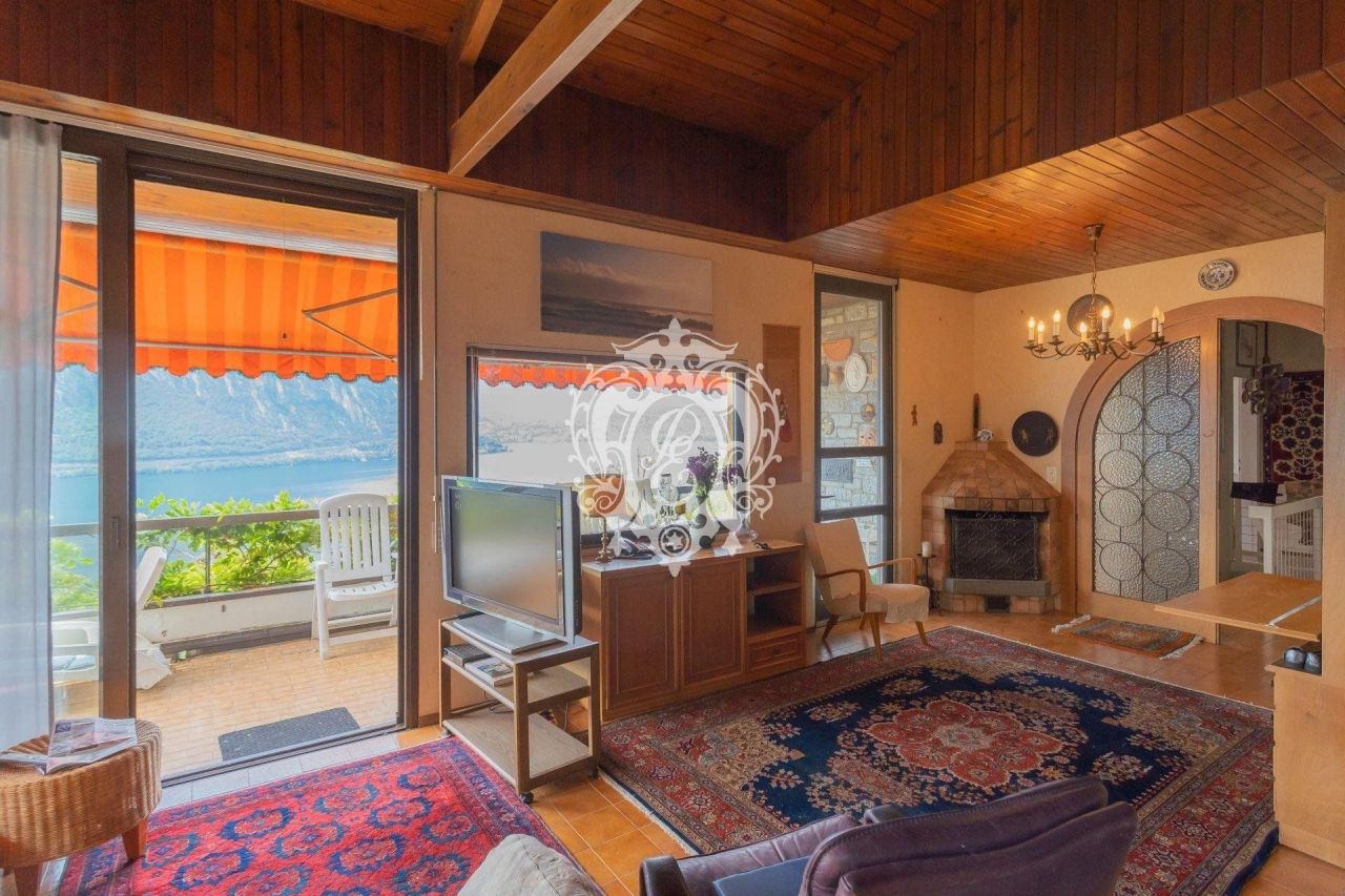 Вилла в Кампионе-д'Италия, Италия, 250 м2 фото 1