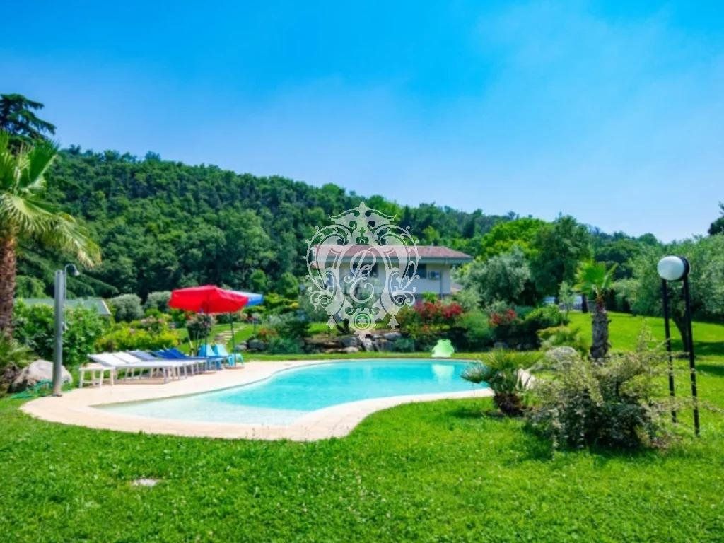 Вилла в Манерба-дель-Гарде, Италия, 350 м2 фото 1