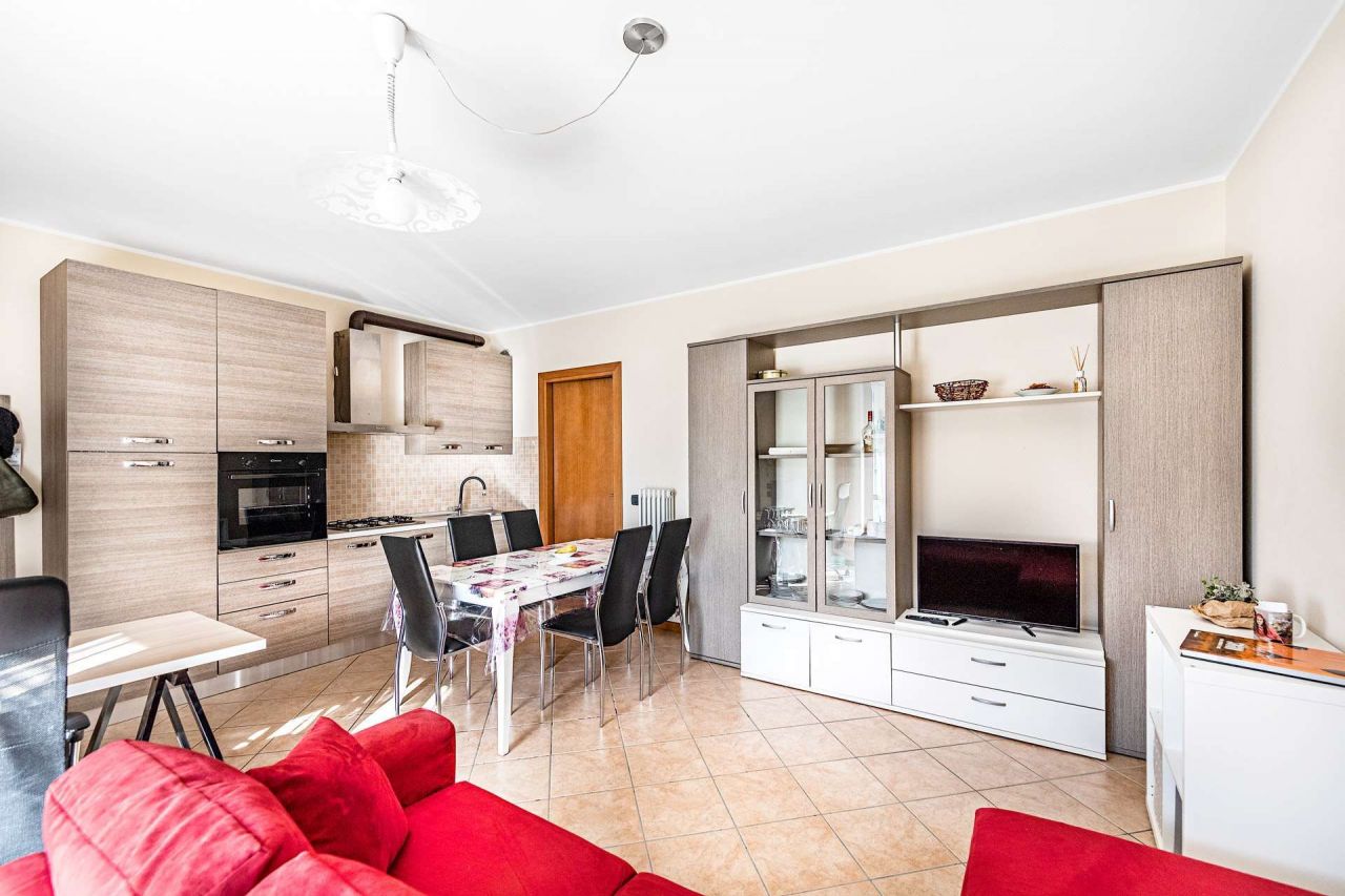Квартира у озера Гарда, Италия, 55 м2 фото 1