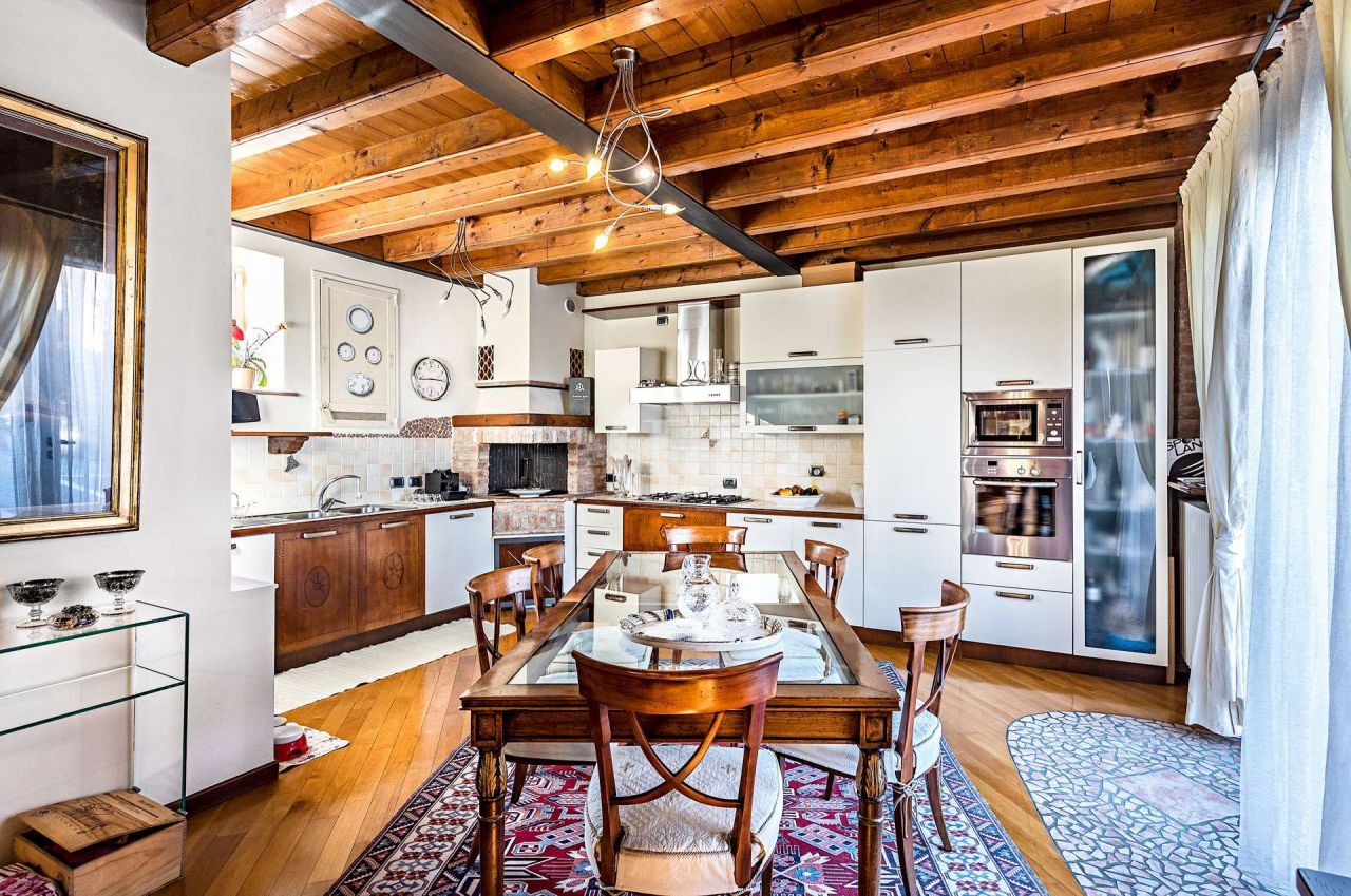 Апартаменты у озера Гарда, Италия, 140 м2 фото 3
