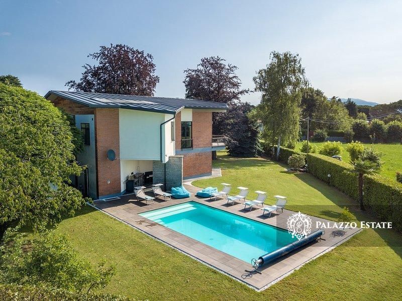 Вилла в Лезе, Италия, 300 м2 фото 1