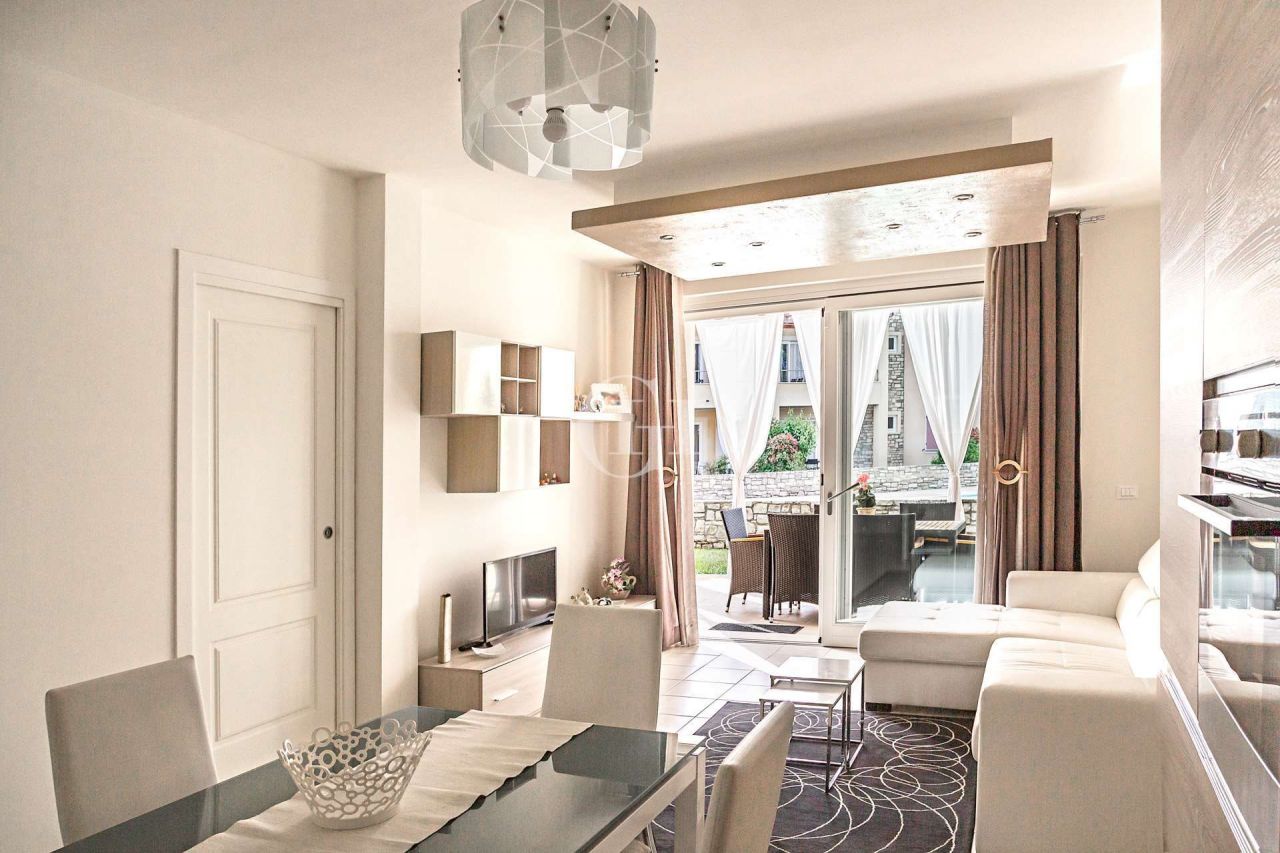 Квартира у озера Гарда, Италия, 90 м2 фото 1