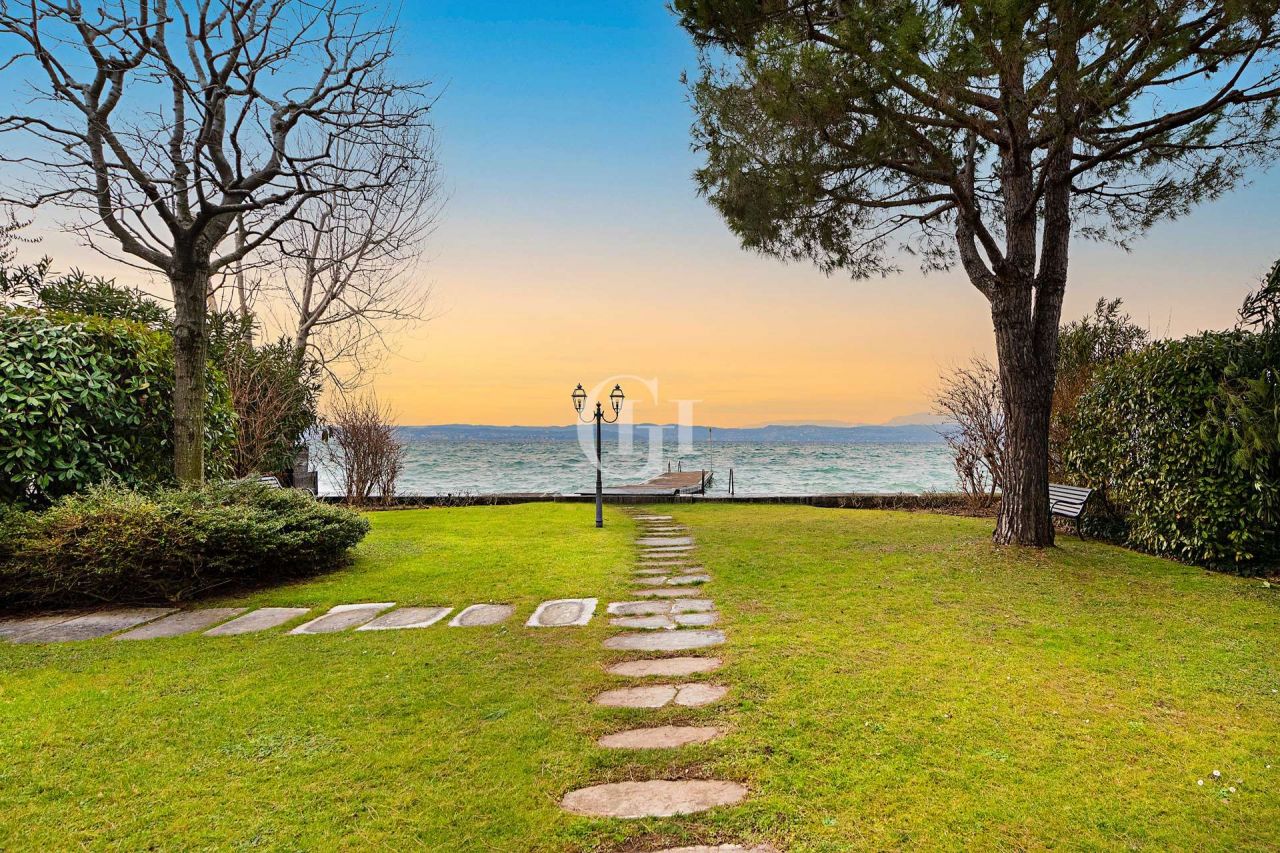 Квартира у озера Гарда, Италия, 60 м2 фото 1