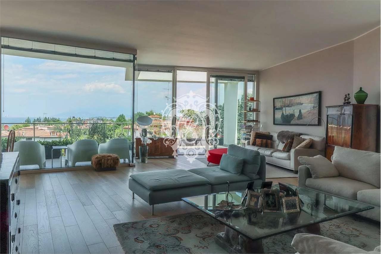 Вилла в Дезенцано-дель-Гарда, Италия, 500 м2 фото 1