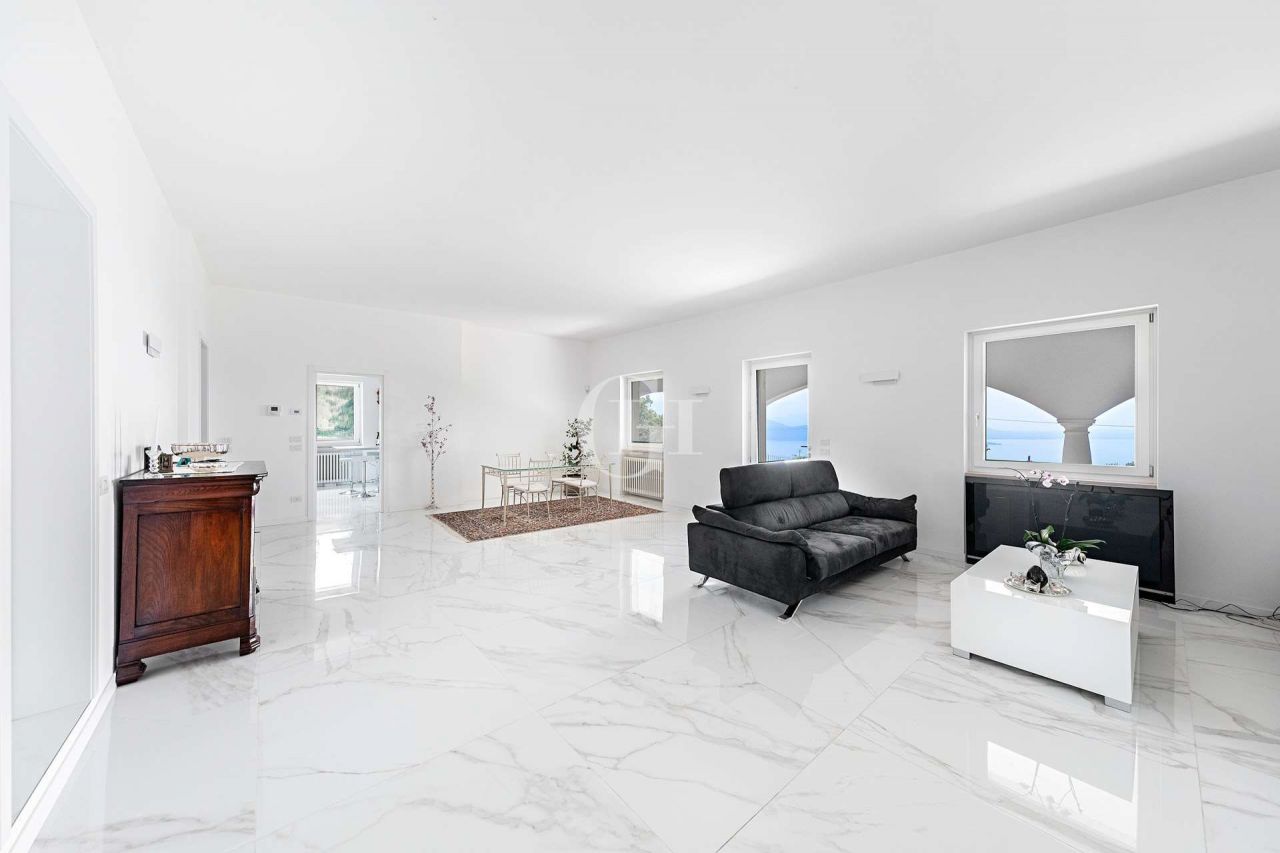 Вилла у озера Гарда, Италия, 300 м2 фото 4