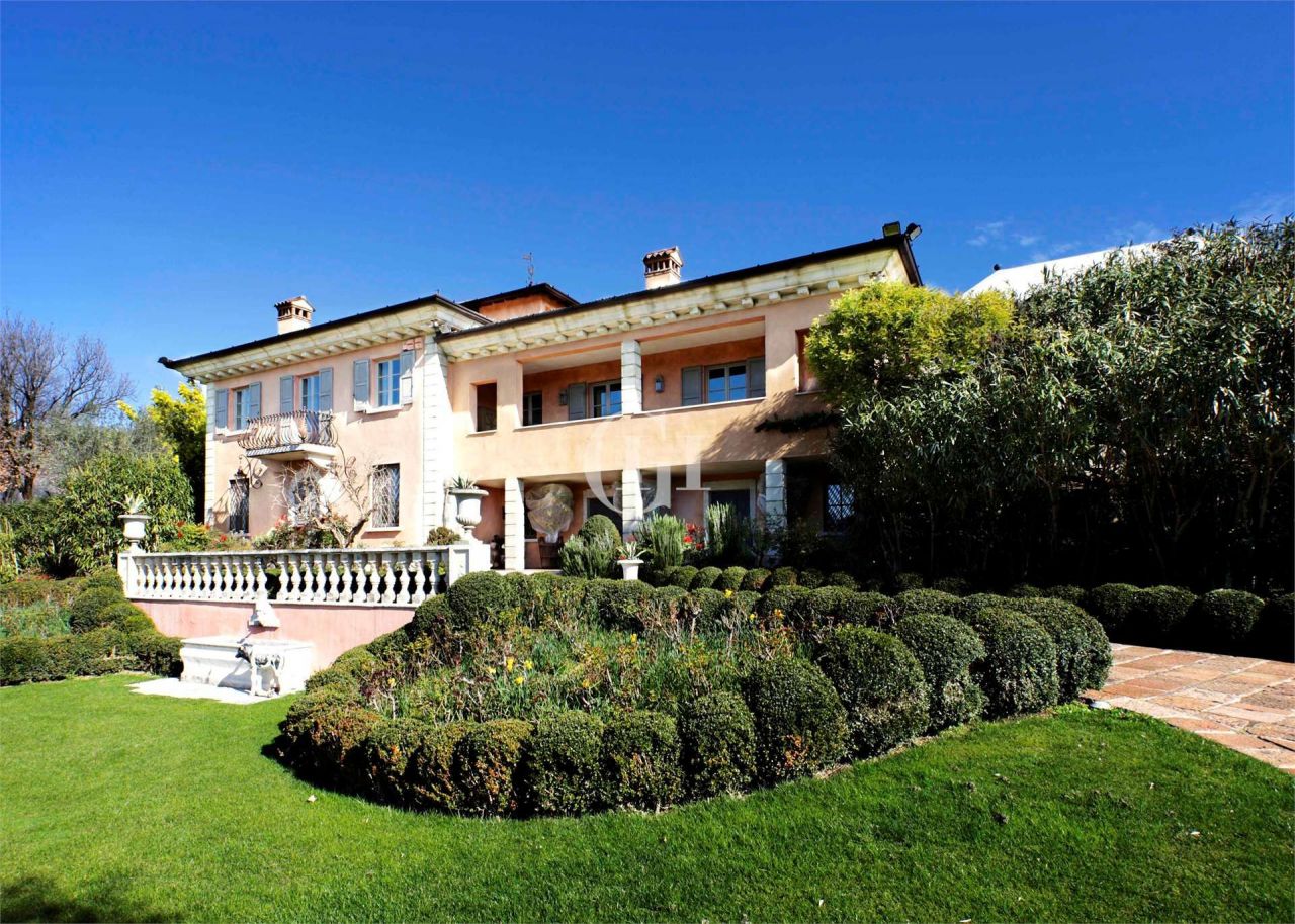 Особняк у озера Гарда, Италия, 700 м2 фото 1