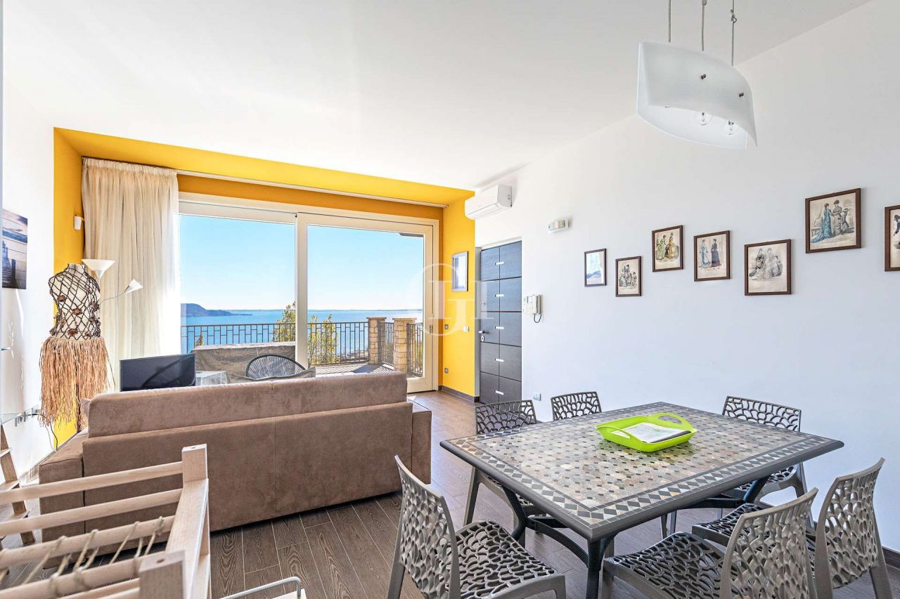 Квартира у озера Гарда, Италия, 120 м2 фото 2