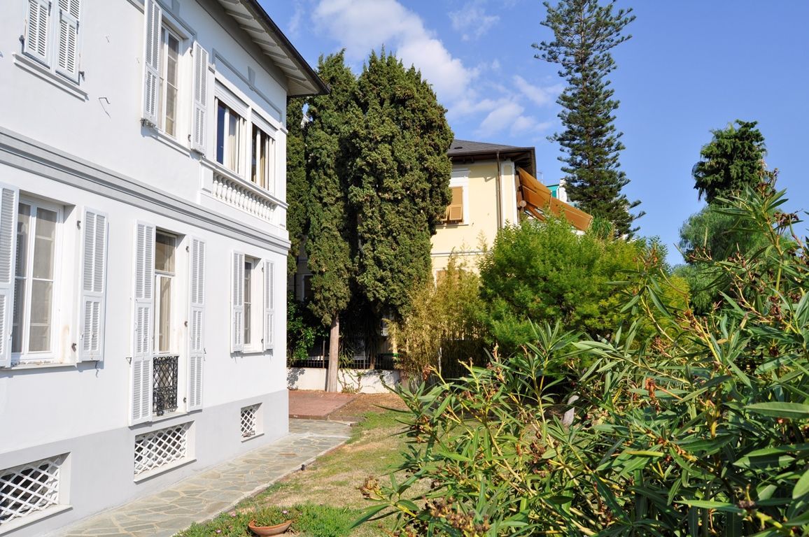 Вилла в Сан-Ремо, Италия, 350 м2 фото 2