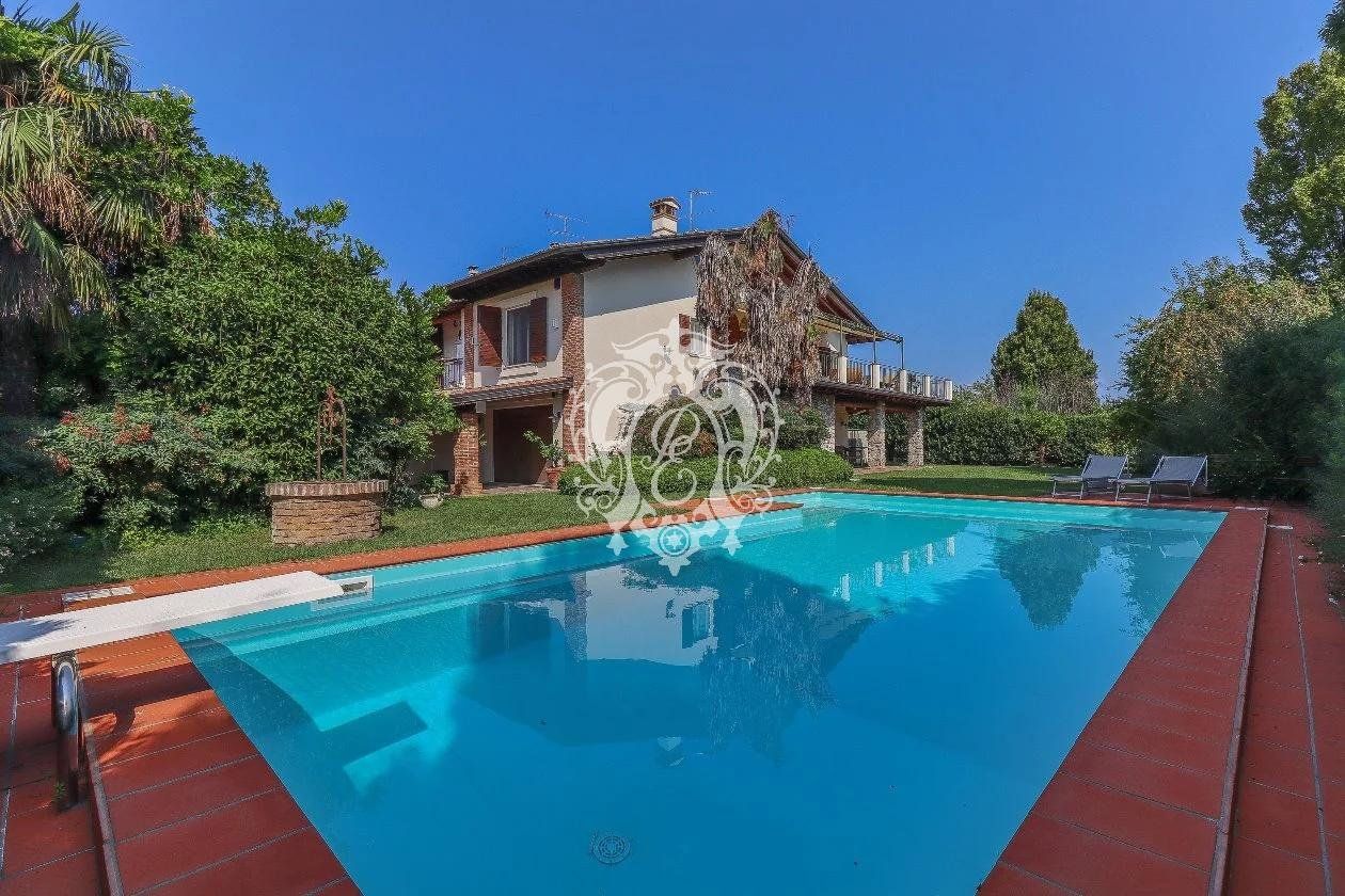 Вилла в Паденге-суль-Гарде, Италия, 300 м2 фото 2