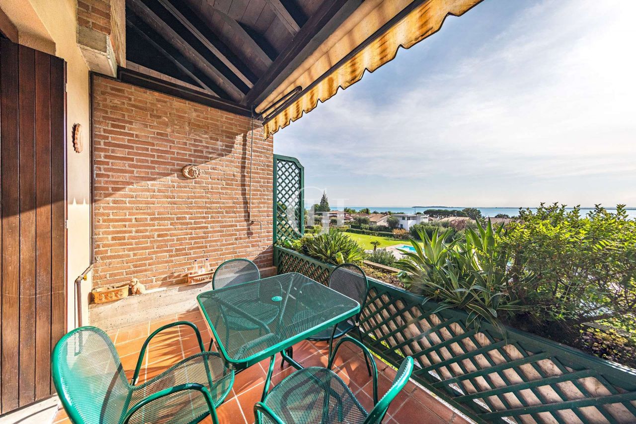 Квартира у озера Гарда, Италия, 65 м2 фото 2