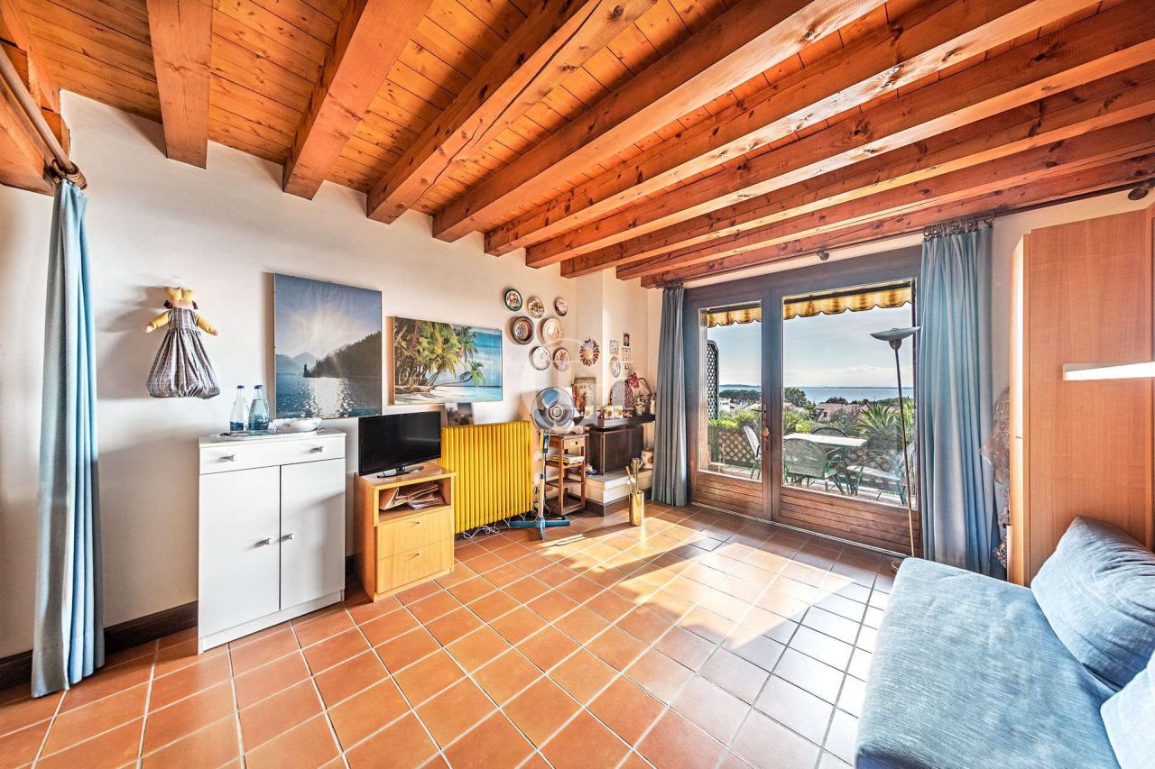 Квартира у озера Гарда, Италия, 65 м2 фото 3