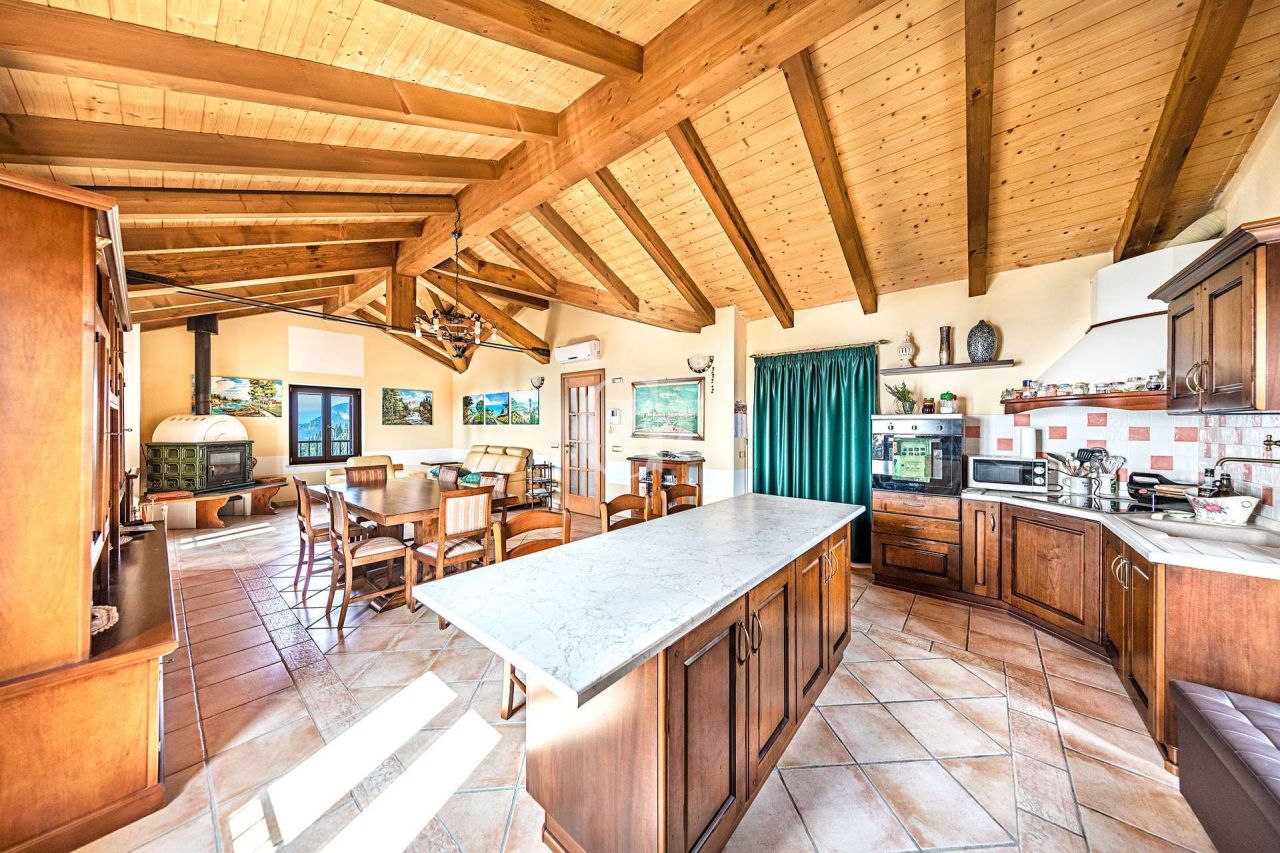 Квартира у озера Гарда, Италия, 180 м2 фото 3