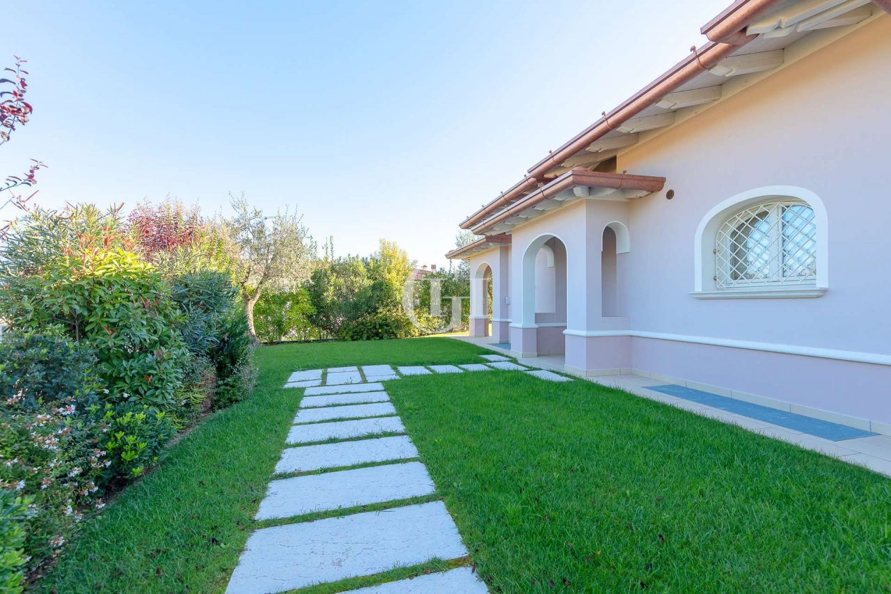 Вилла у озера Гарда, Италия, 350 м2 фото 5