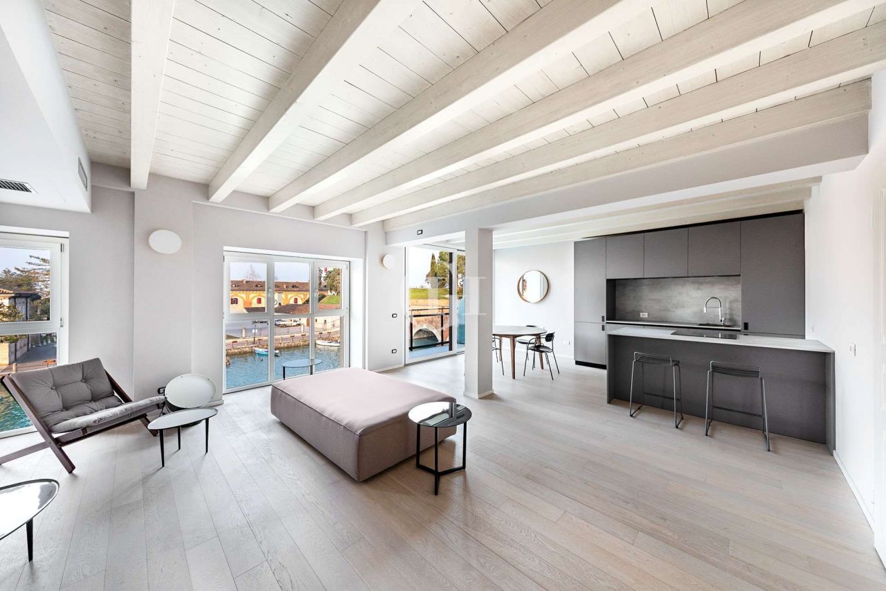Апартаменты у озера Гарда, Италия, 130 м2 фото 1