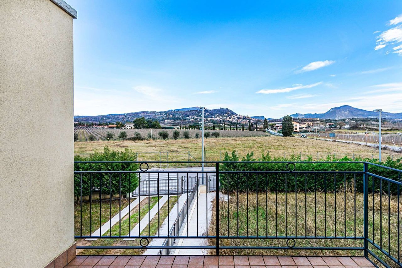 Квартира у озера Гарда, Италия, 98.5 м2 фото 1