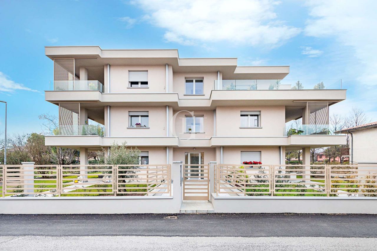Апартаменты у озера Гарда, Италия, 85 м2 фото 1