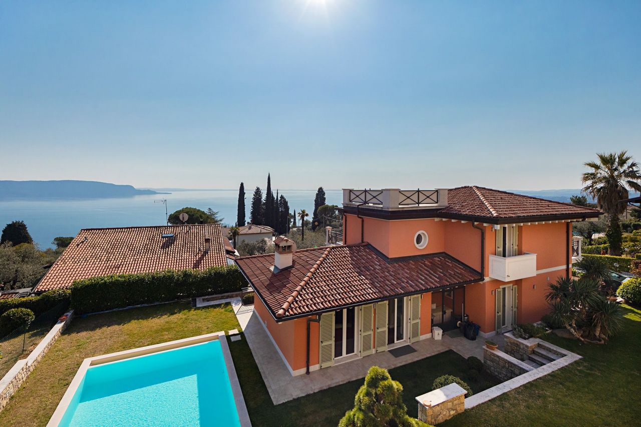 Вилла у озера Гарда, Италия, 450 м2 фото 1