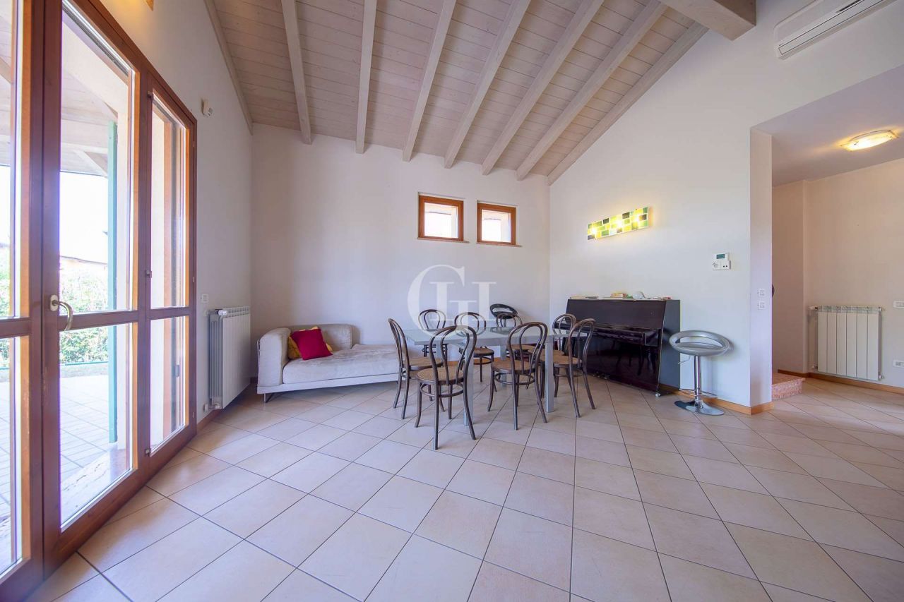 Вилла у озера Гарда, Италия, 250 м2 фото 3