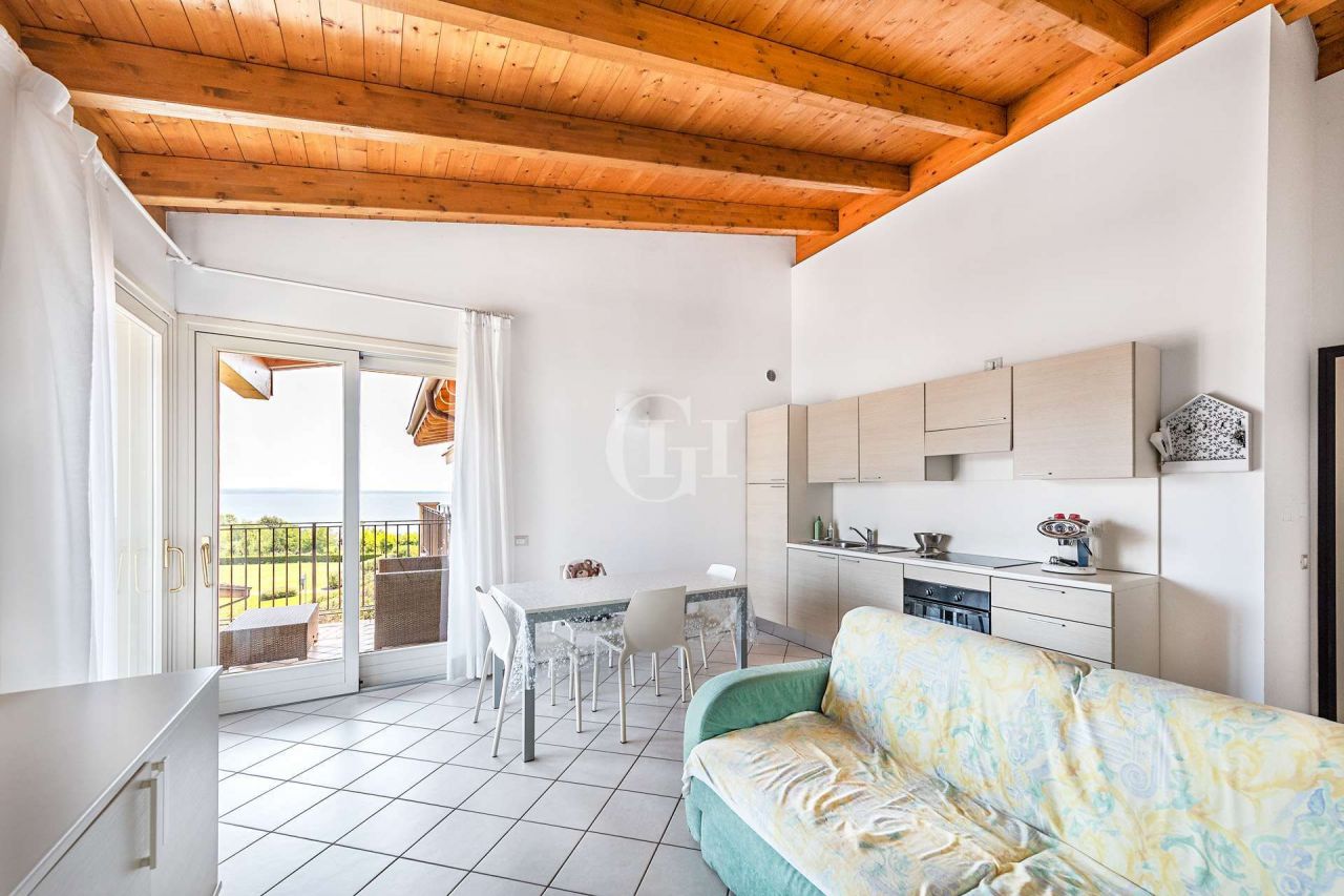 Квартира у озера Гарда, Италия, 78 м2 фото 3