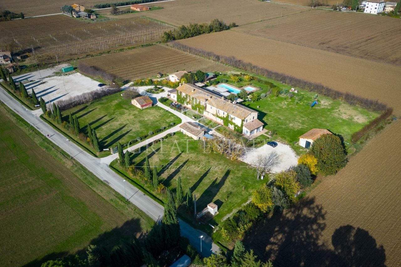 Дом Bastia Umbra, Италия, 1 177.5 м2 фото 2