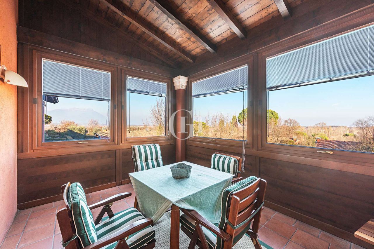 Квартира у озера Гарда, Италия, 70 м2 фото 2