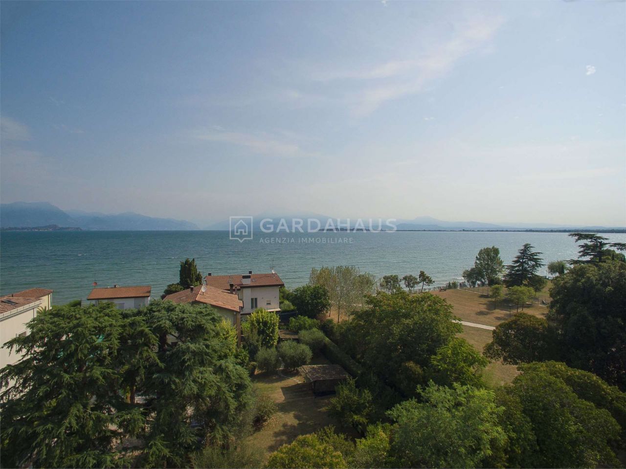 Вилла у озера Гарда, Италия, 1 500 м2 фото 3