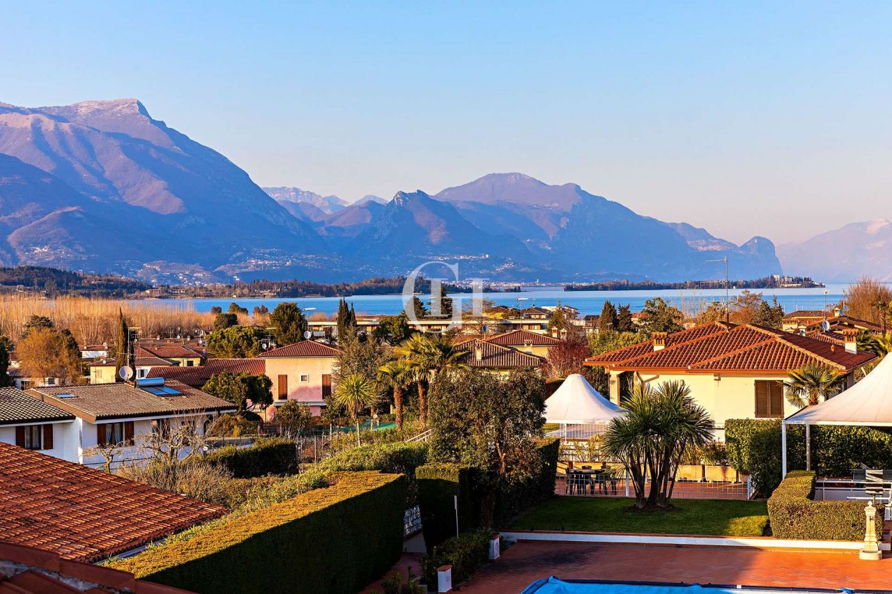 Квартира у озера Гарда, Италия, 90 м2 фото 1
