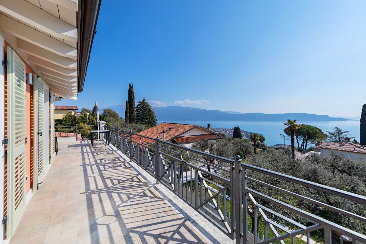 Вилла у озера Гарда, Италия, 450 м2 фото 2