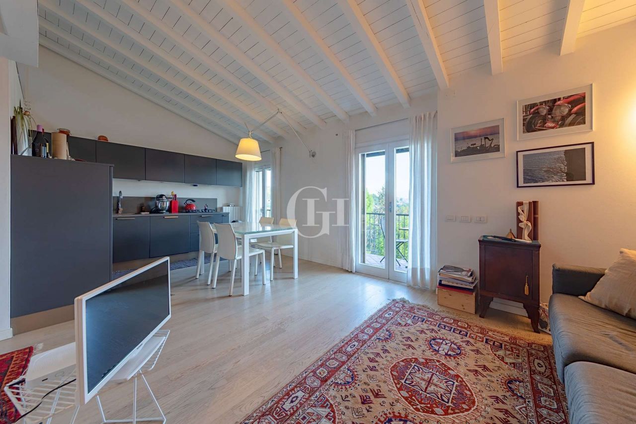 Квартира у озера Гарда, Италия, 60 м2 фото 1
