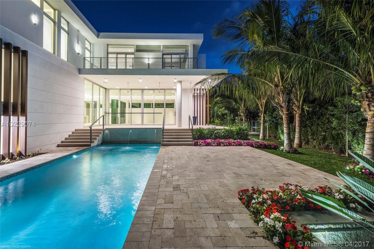 Дом в Майами, США, 450 м2 фото 1