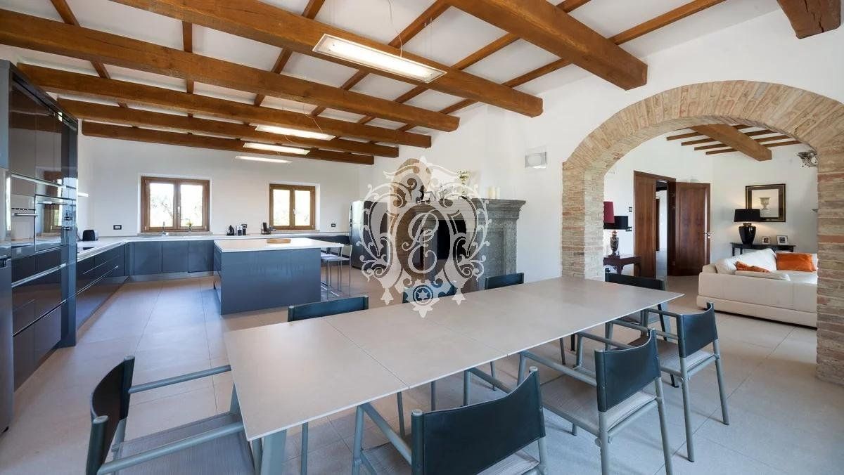 Вилла в Тоди, Италия, 665 м2 фото 1