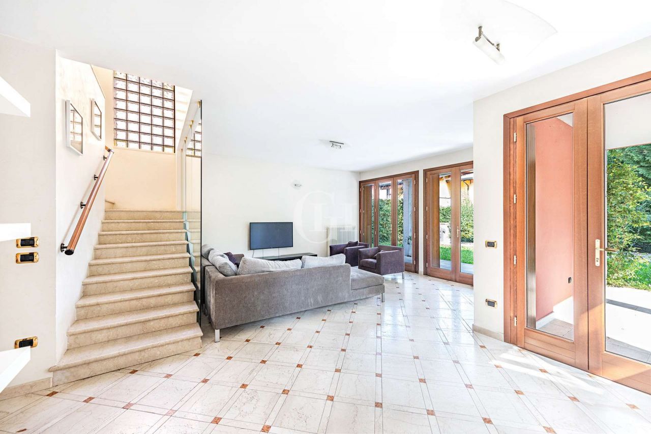 Вилла у озера Гарда, Италия, 300 м2 фото 3