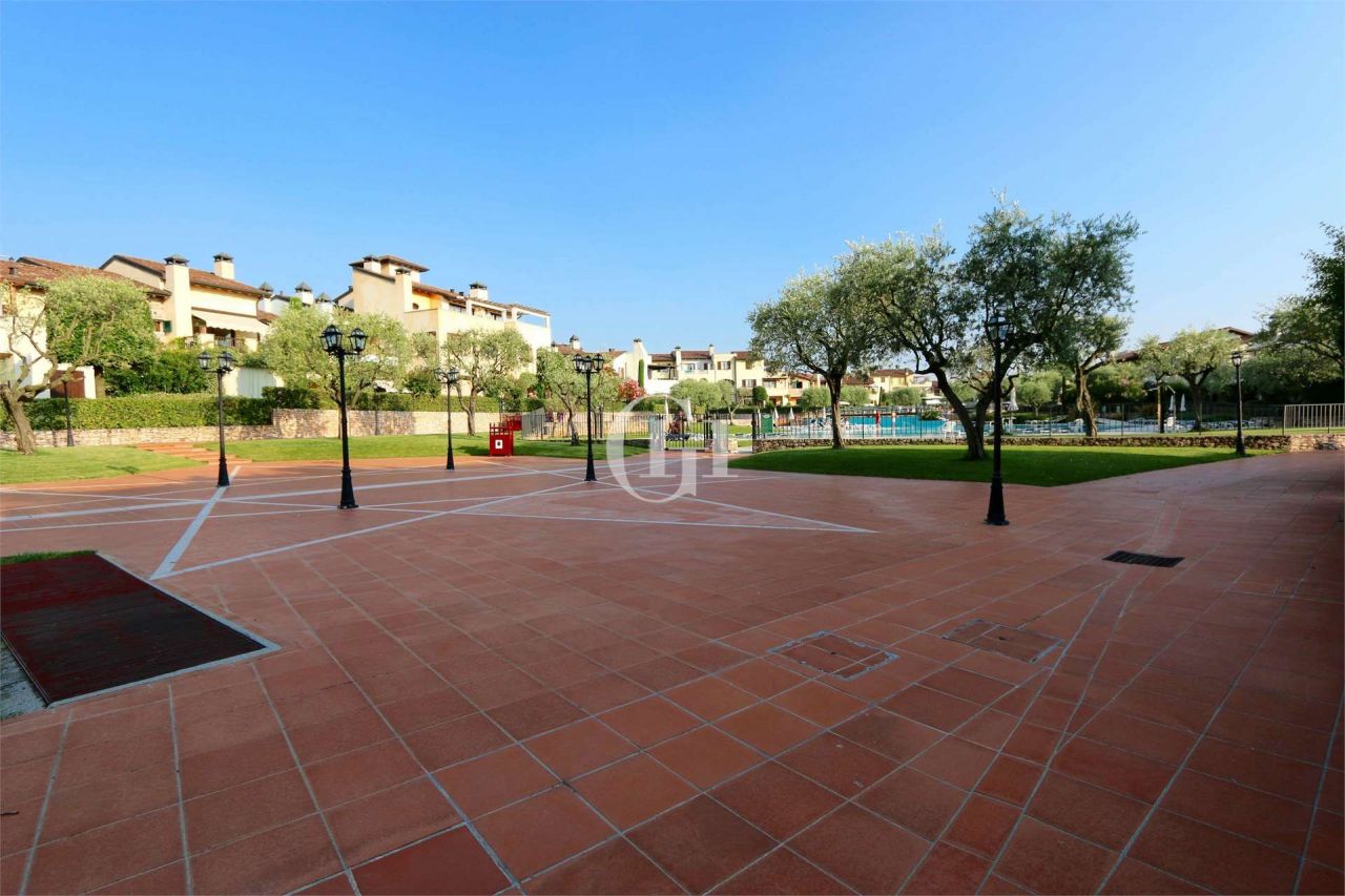 Квартира у озера Гарда, Италия, 70 м2 фото 4