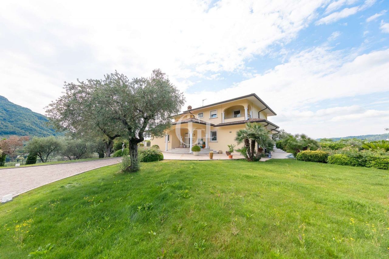 Вилла у озера Гарда, Италия, 570 м2 фото 3