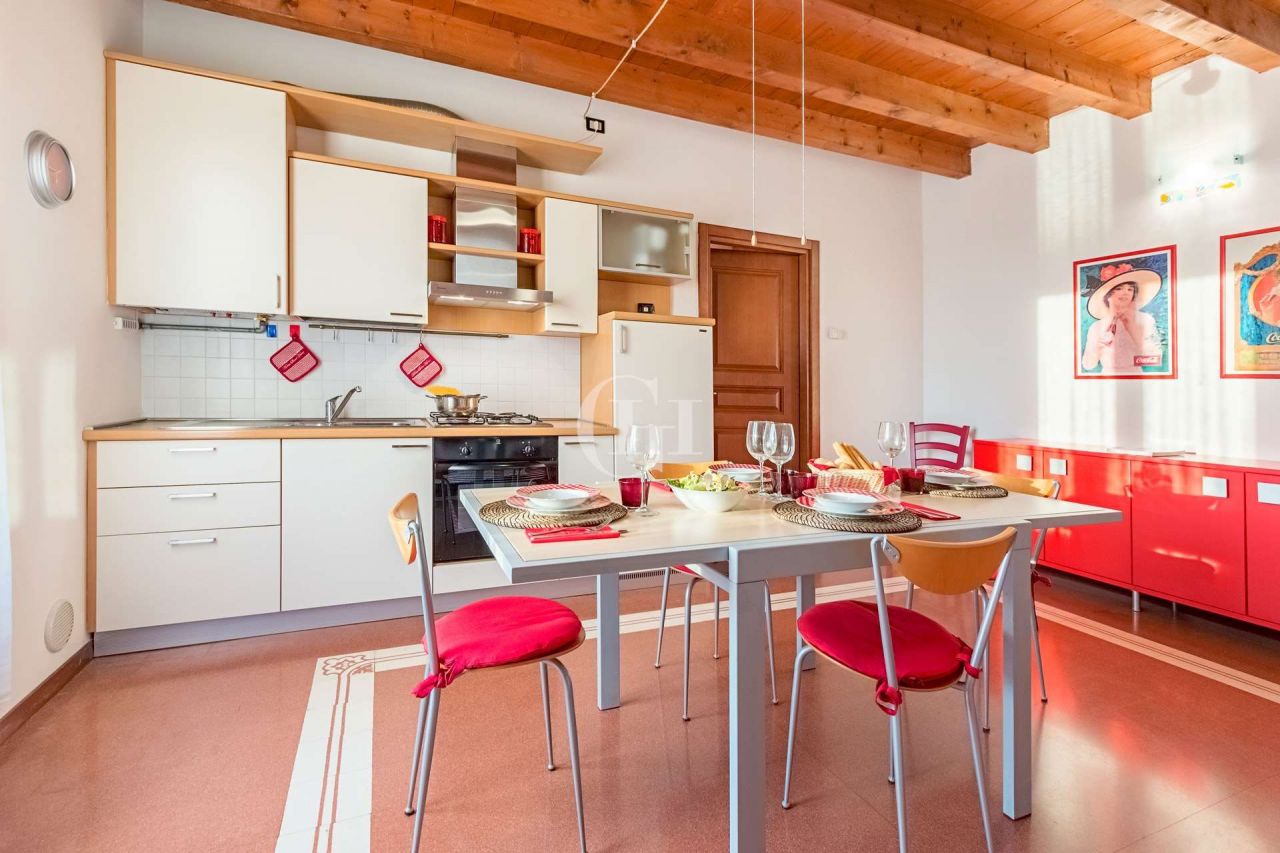 Квартира у озера Гарда, Италия, 80 м2 фото 3